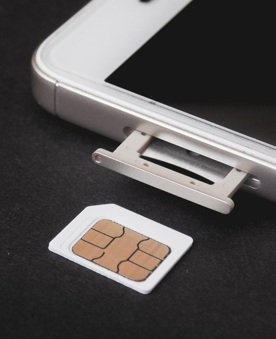 Insérer la carte SIM dans le tiroir SIM du Huawei Mate 20